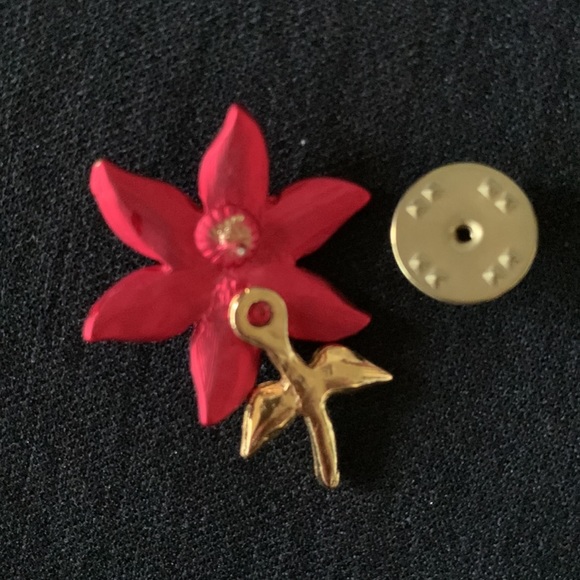 Christmas Holiday Flower Pin - Picture 4 of 5